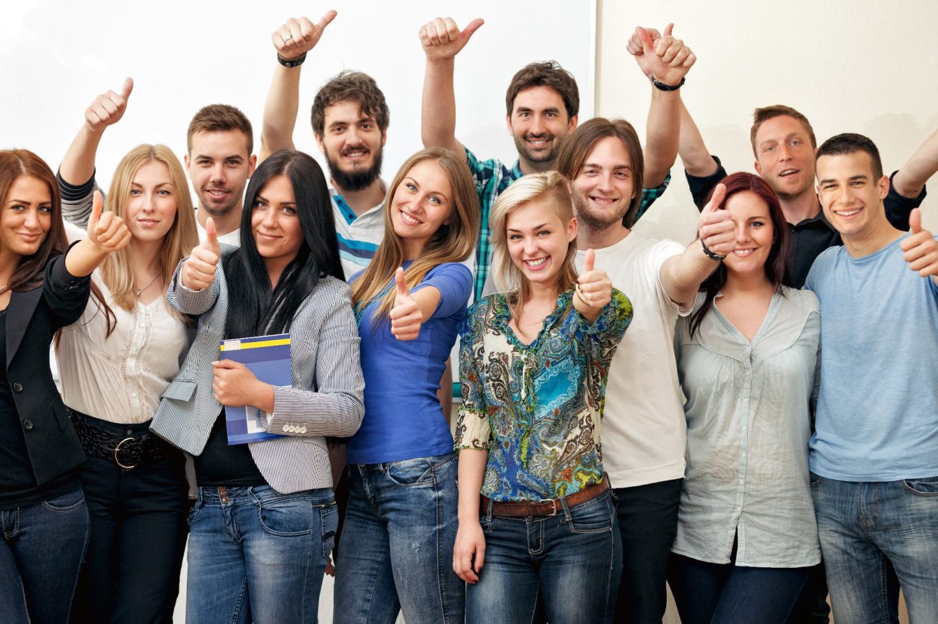 Lernen macht mehr Spaß, wenn man auch alles versteht Gruppe von jungen Menschen, die mit Daumen hoch positive Stimmung zeigen.